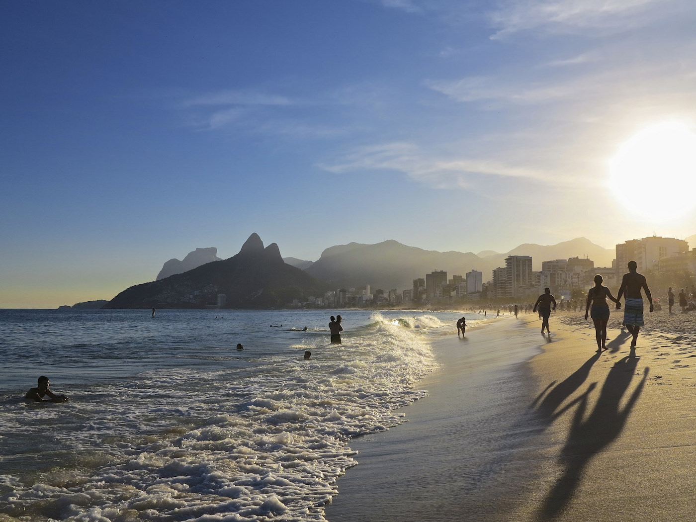 Какая зима в бразилии. Пляж Рио де Жанейро Ипанема рассвет. Атлантический океан пляж Бразилии. Дикий пляж Рио де Жанейро. Пляж Рио де Жанейро люди.