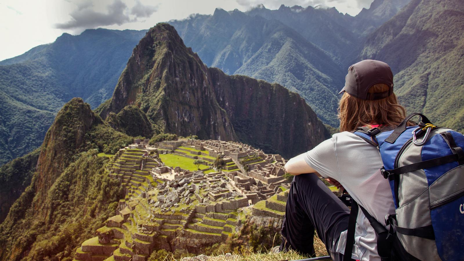 Что путешествует по свету оставаясь в углу. Перу люди. Туризм пикча. Рюкзак Перу. Больше чем путешествие.
